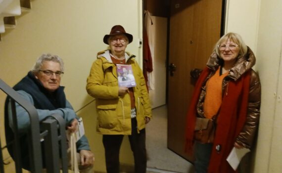 photo-militants-en-porte-a-porte